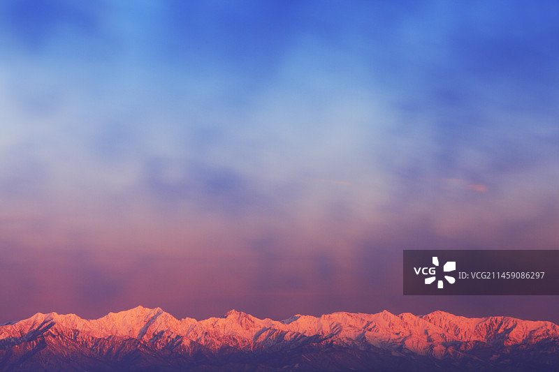 日本长野县上田市北部阿尔卑斯山的日出图片素材