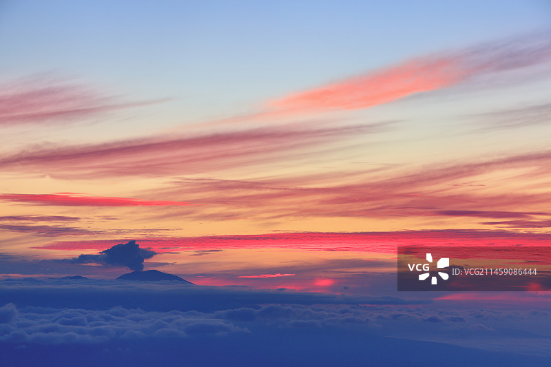 从美原高原眺望冒着烟雾的浅间山、晨曦和云海，日本长野县上田市图片素材