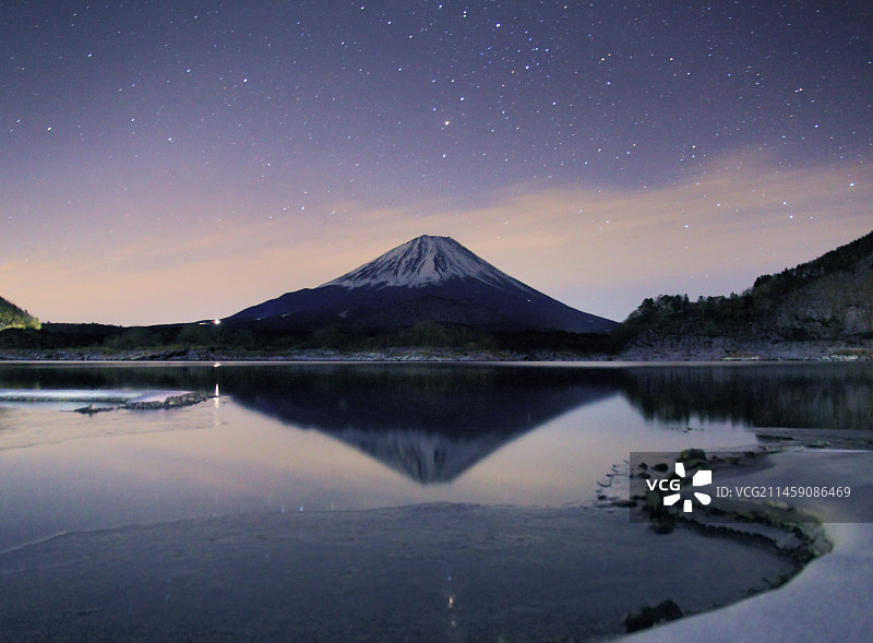 日本山梨县精进湖与富士山星空图片素材
