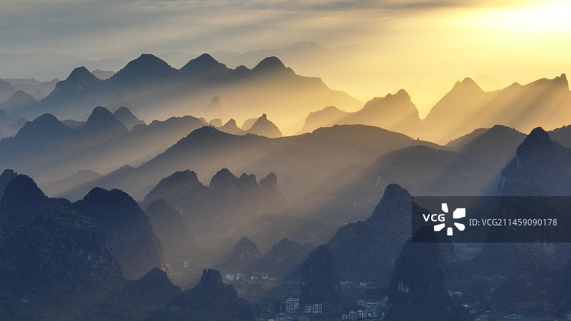 桂林阳朔十里画廊日出丁达尔光图片素材