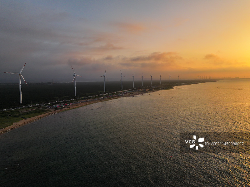 威海那香海岸黄昏风车海景航拍图片素材