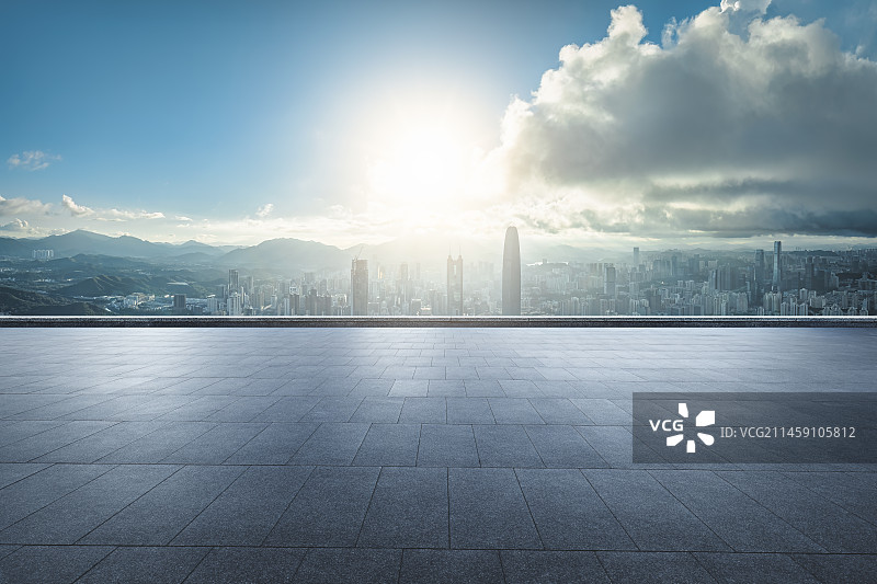 中国深圳广场地板和城市天际线日落背景图片素材