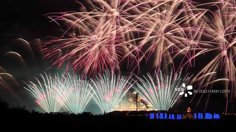 天津滨海新区泰达航母主题公园国庆焰火秀图片素材