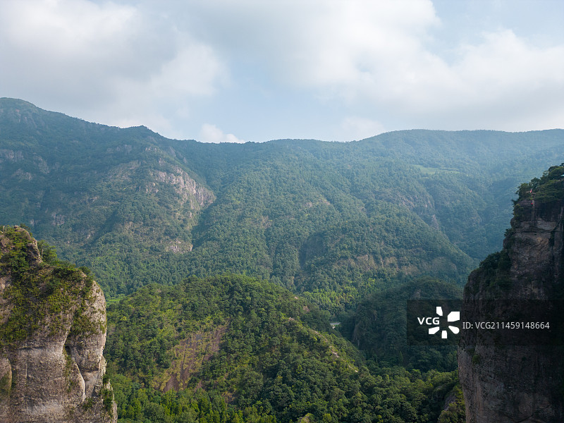 航拍温州雁荡山灵岩飞渡表演图片素材