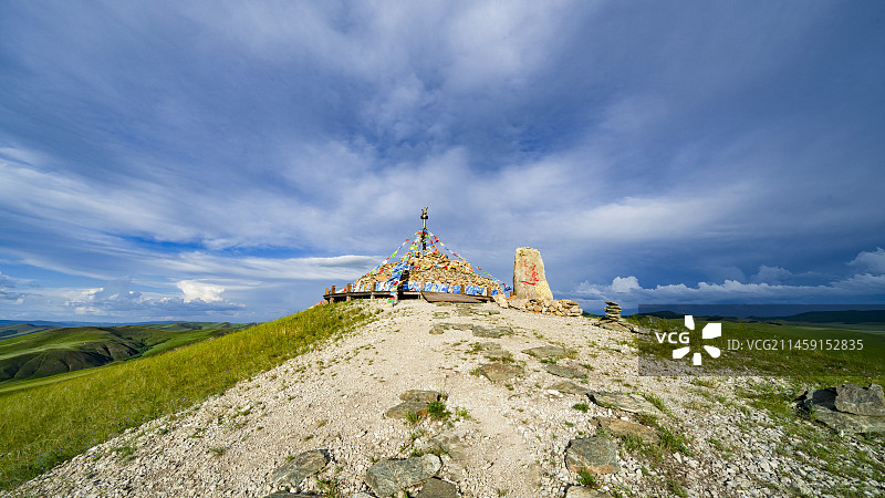 多云的天空映衬下的田野景色图片素材