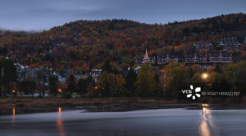 秋天的加拿大魁北克翠湖山庄图片素材