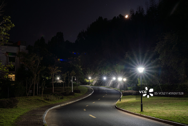 福建三明市泰宁县金湖景区闽江饭店晚上的路灯图片素材