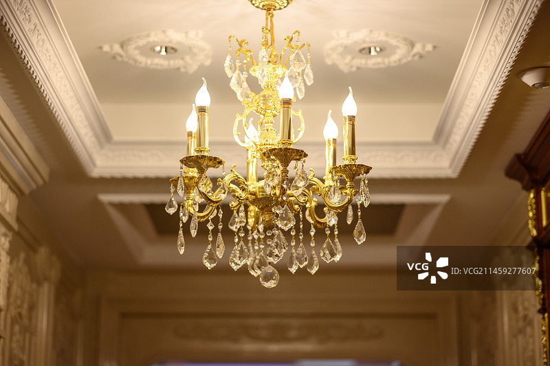 别墅里的水晶吊灯图片素材