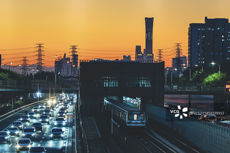 北京朝阳区眺望CBD，车流地铁与夕阳呼应图片素材