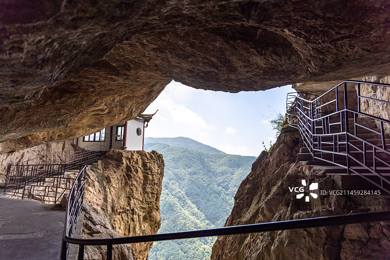 温州雁荡山方洞景区悬崖栈道风光图片素材