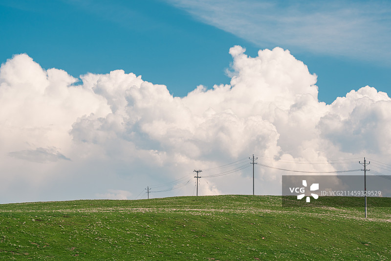 青海大草原撞见棉花糖般的云朵图片素材