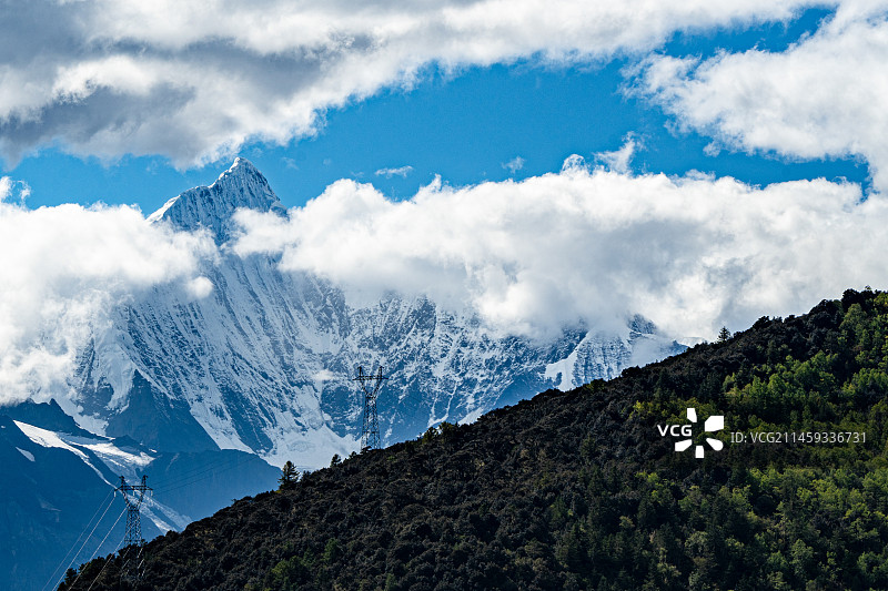 隔山眺望卡瓦格博图片素材