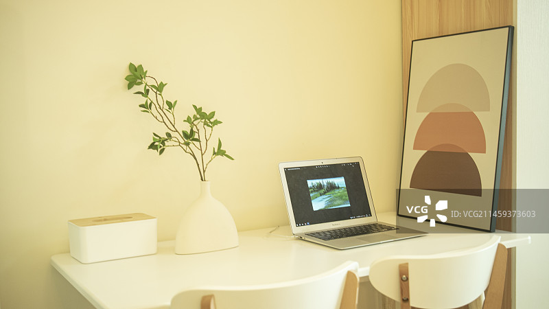 民宿及其装饰品拍摄桌子一角图片素材