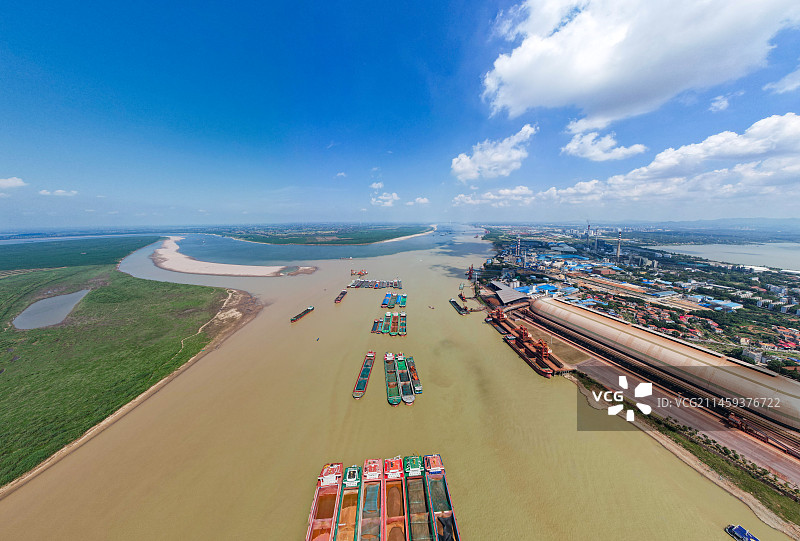 中国湖南省岳阳市洞庭湖入长江口，城陵矶港航拍图片素材