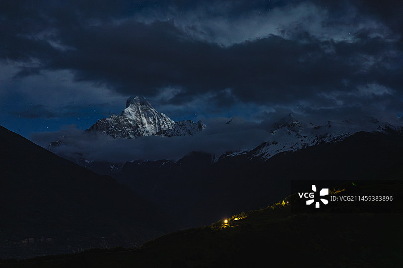 四姑娘山幺妹峰夜景图片素材