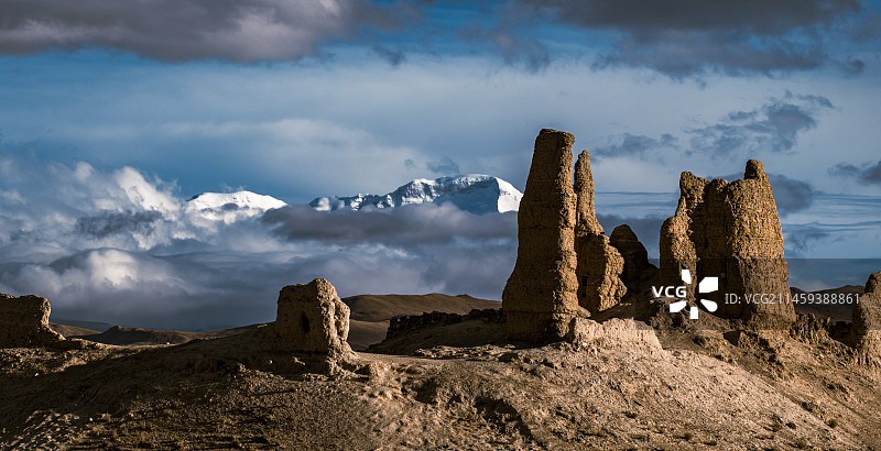 卓奥友峰下的古堡遗迹图片素材