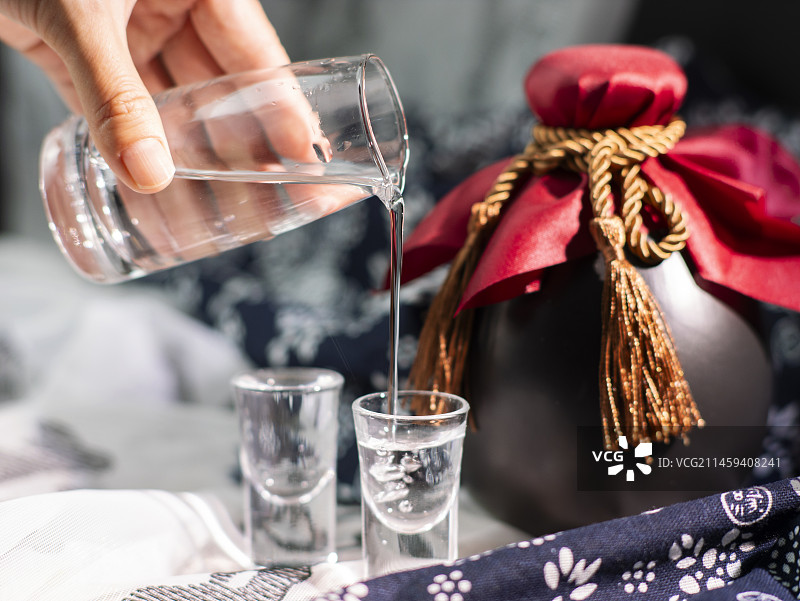 白酒倒酒粮食酒图片素材