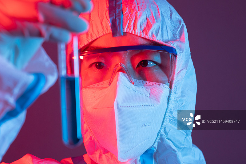 亚洲中国人女士穿医用防护服工作实验做核酸图片素材