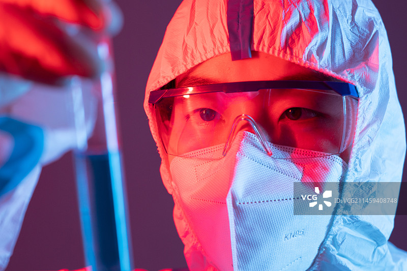 亚洲中国人女士穿医用防护服工作实验做核酸图片素材