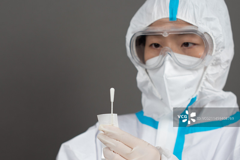 亚洲中国人女士穿医用防护服工作实验做核酸图片素材