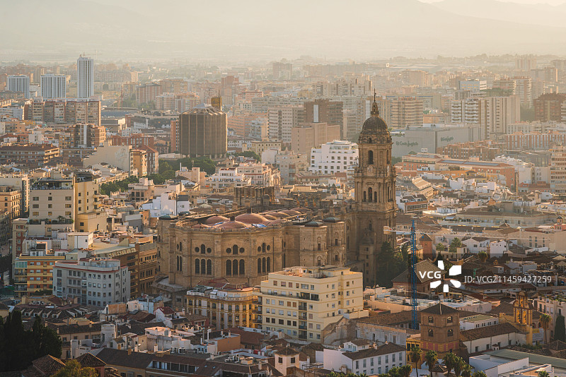 西班牙安达卢西亚马拉加城市天际线黄昏图片素材