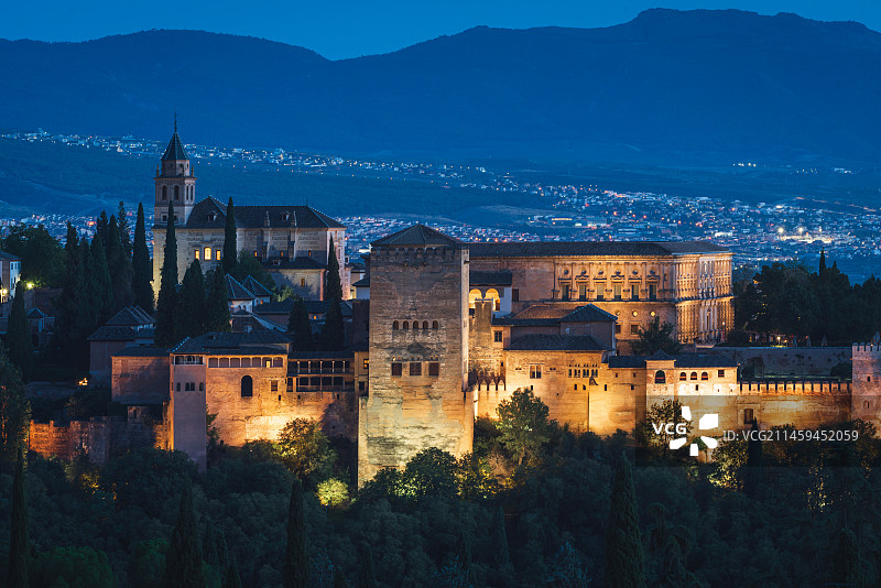 西班牙格拉纳达阿尔罕布拉宫黄昏全景图片素材