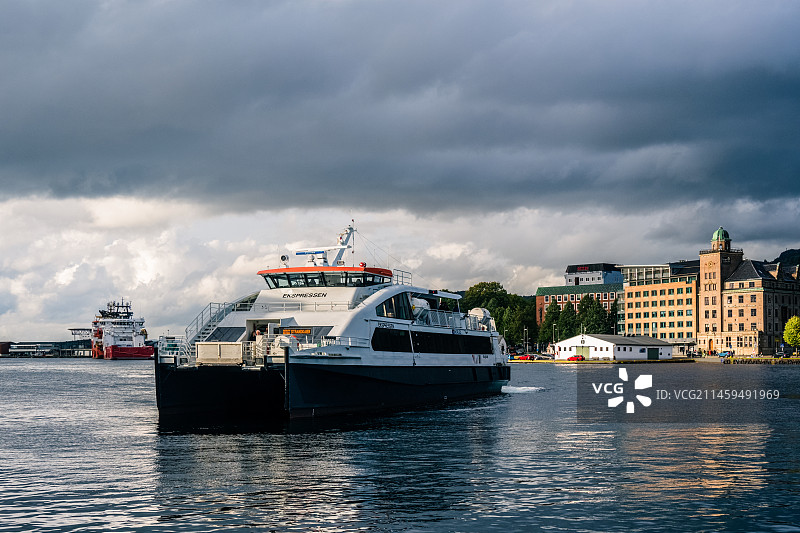 别具一格的城市交通、卑尔根建在海边的城市，这里城市轮渡非常方便发挥，从而解决市民出行的需求，图片素材