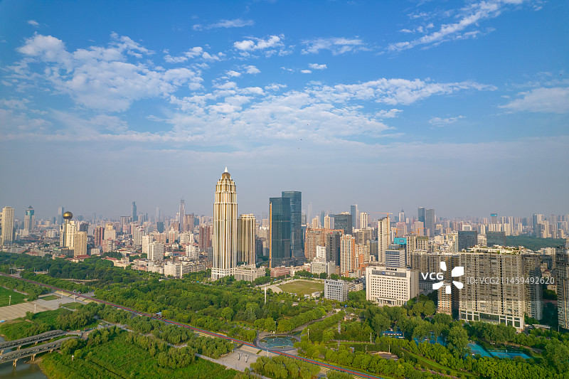 中国湖北省武汉江岸区汉口江滩城市建筑图片素材