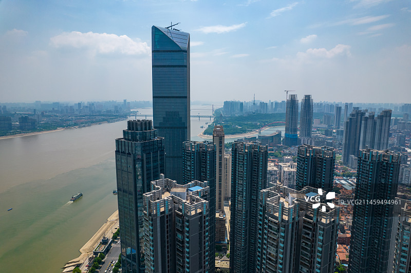 武汉市江岸区城市景观背景下摩天大楼的壮丽景色图片素材