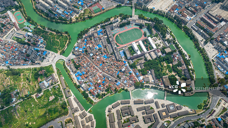 安徽省滁州市全椒县襄河镇河流环绕的城镇学校航拍视角图片素材