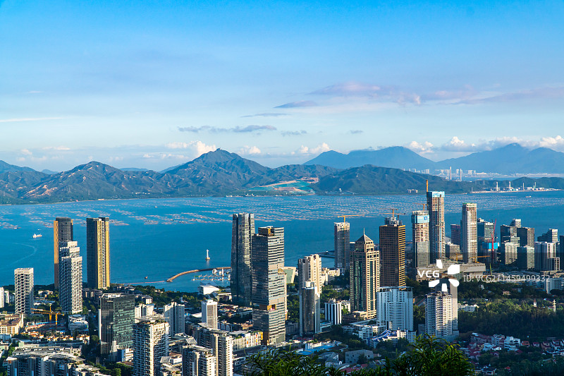 中国深圳前海城市风光天际线，隔海眺望香港元朗流浮山图片素材