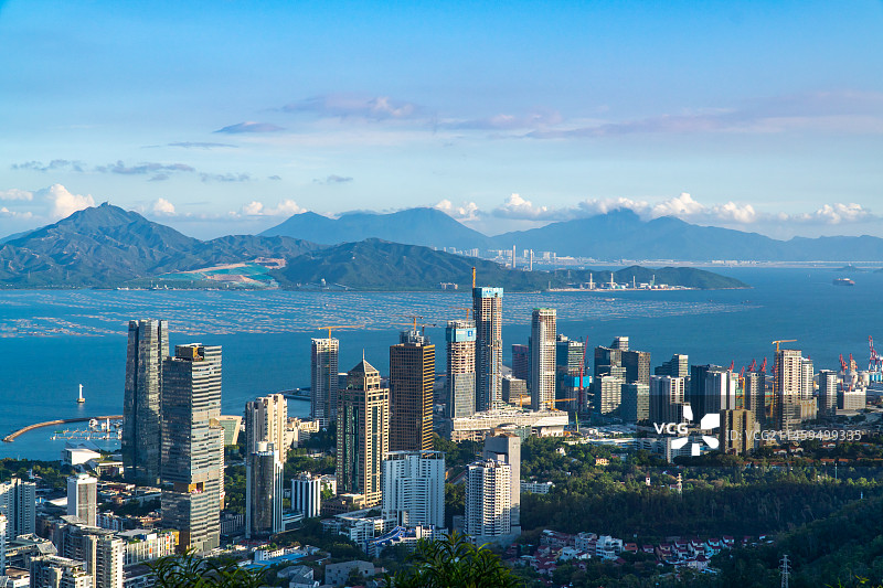 中国深圳前海城市风光天际线，隔海眺望香港元朗流浮山图片素材