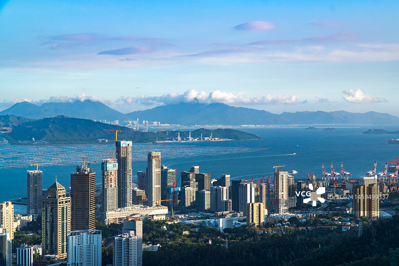 中国深圳前海城市风光天际线，隔海眺望香港元朗流浮山图片素材