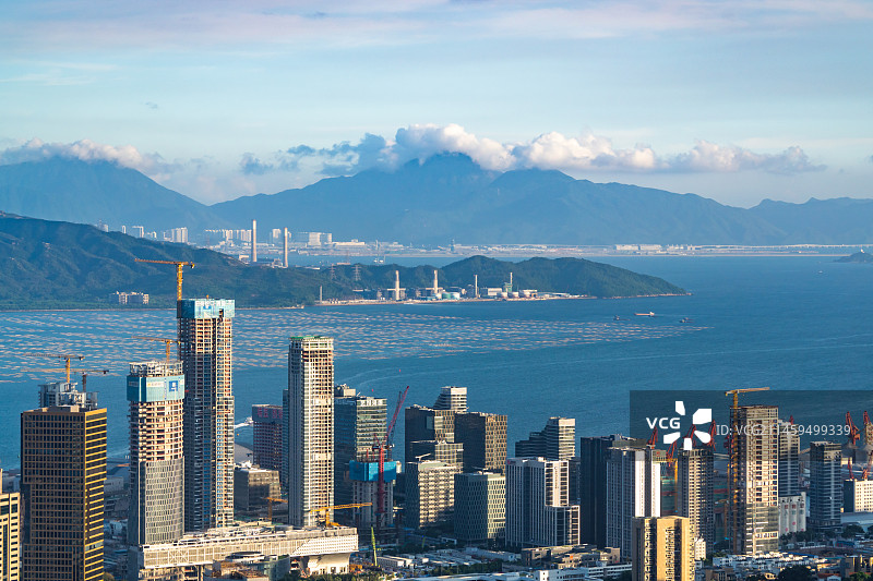 中国深圳前海城市风光天际线，隔海眺望香港元朗流浮山图片素材