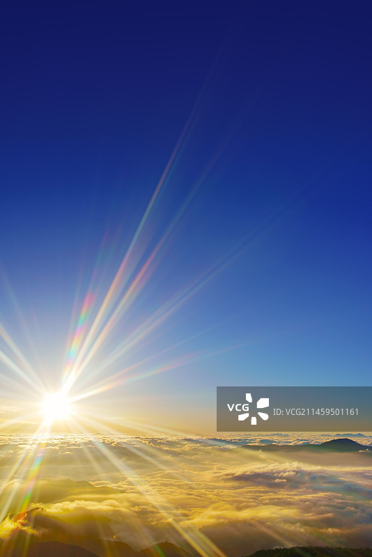 日本长野县松本市八岳山及其他山脉云海日出图片素材