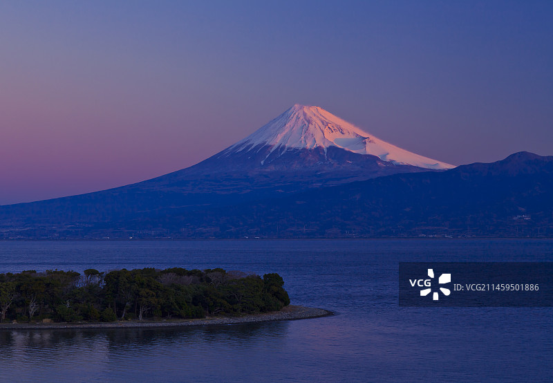 晨曦中的富士山与大濑崎（日本，静冈县，沼津市）图片素材