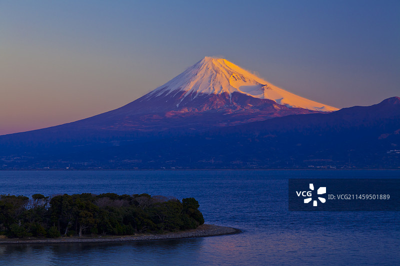 晨曦中的富士山与大濑崎（日本，静冈县，沼津市）图片素材
