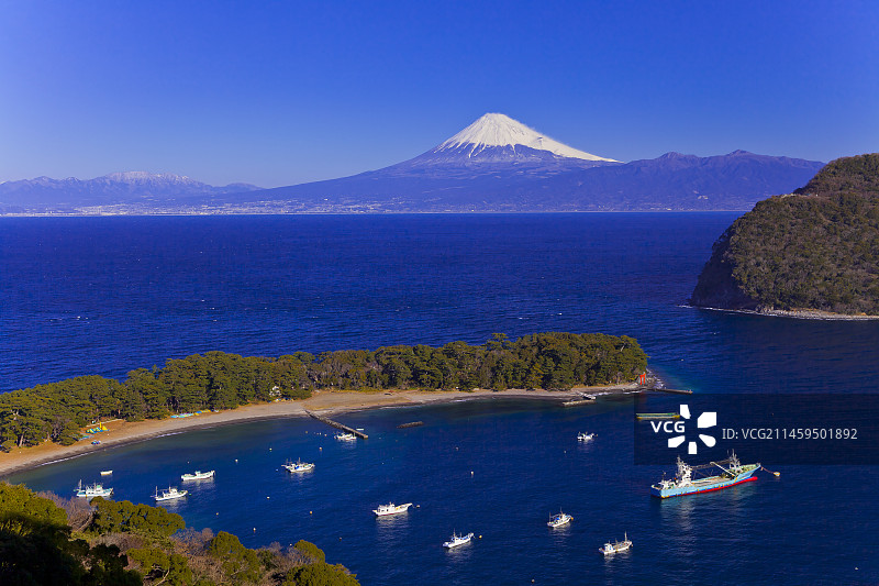 从户田看到的富士山和三滨角，位于日本静冈县图片素材