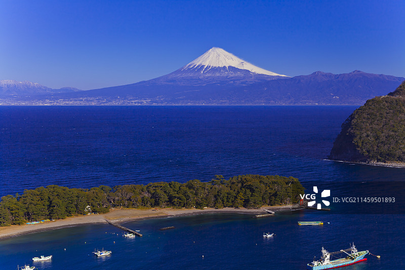从户田看到的富士山和三滨角，位于日本静冈县图片素材