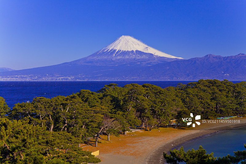从户田看到的富士山和三滨海滩，日本静冈县图片素材