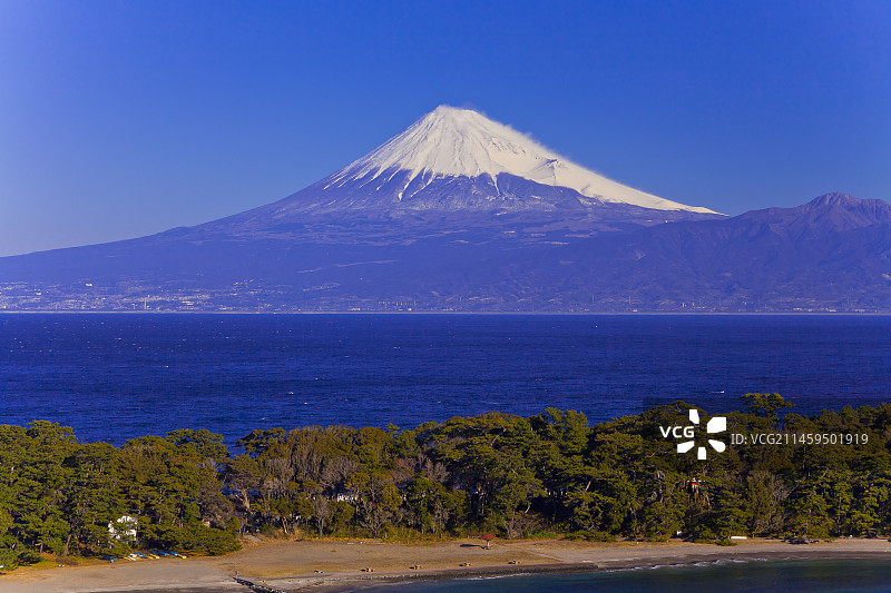 从户田看到的富士山和三滨海滩，日本静冈县图片素材