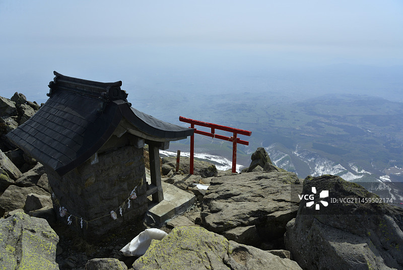 日本青森县弘前市岩木山山顶的岩木山神社奥宫图片素材