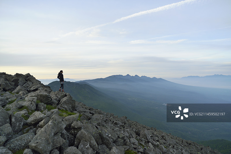 登山者在山顶欣赏风景，日本长野县，奇诺城市图片素材
