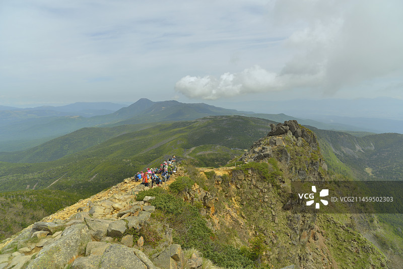 登山者在山顶，日本长野县，奇诺城市图片素材