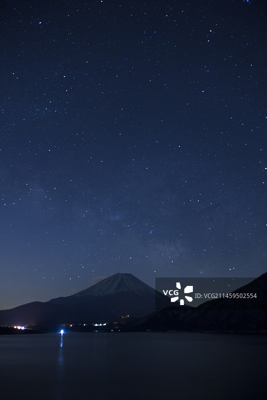 本栖湖和富士山上的星空，身延，山梨县，日本图片素材