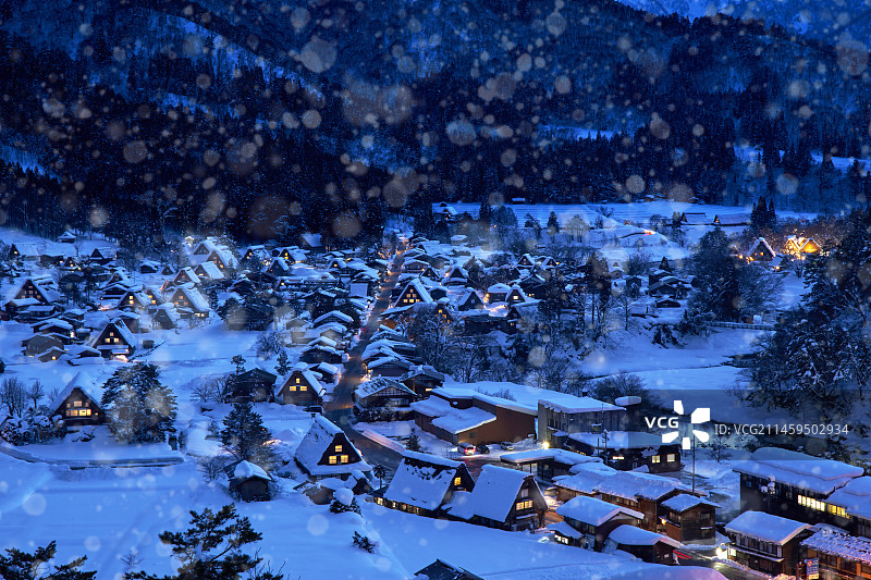日本岐阜县白川乡雪夜景色，大野郡图片素材