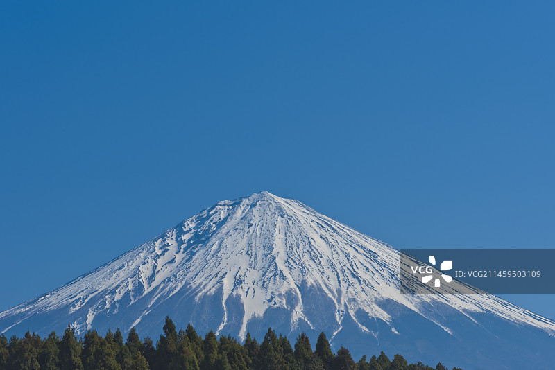 蓝天下富士宫市的富士山雪景图片素材