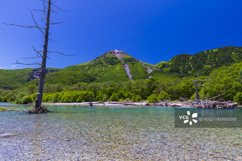 日本上高地烧岳和大正池，长野县松本市图片素材