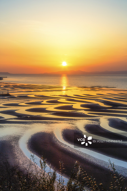 日本熊本县宇土市户口町御舆来海岸的沙纹、大海和夕阳图片素材