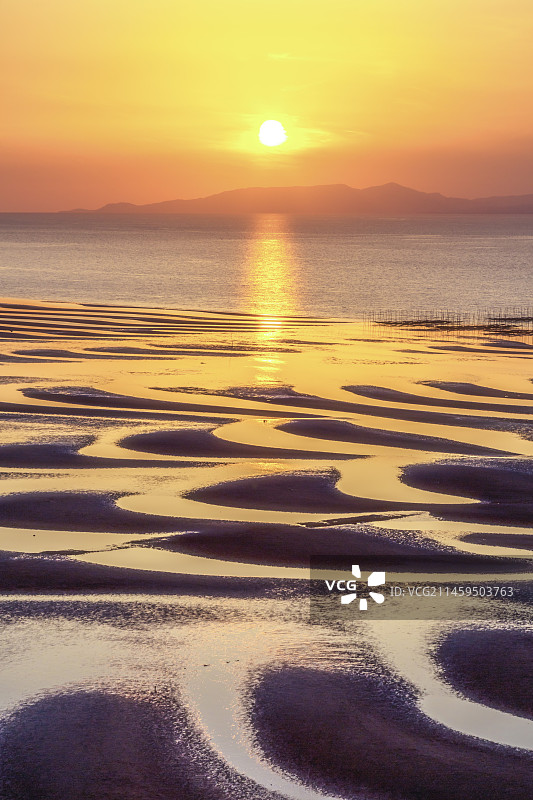 日本熊本县宇土市户口町御舆来海岸的沙纹、大海和夕阳图片素材